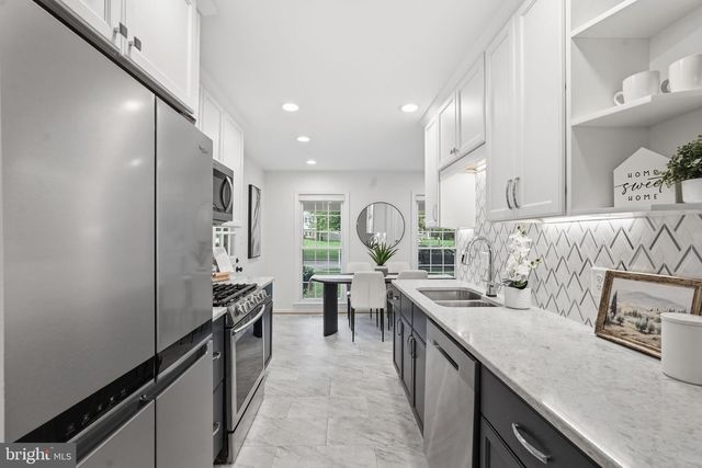 1827 ABBOTSFORD DR, Vienna, VA 22182