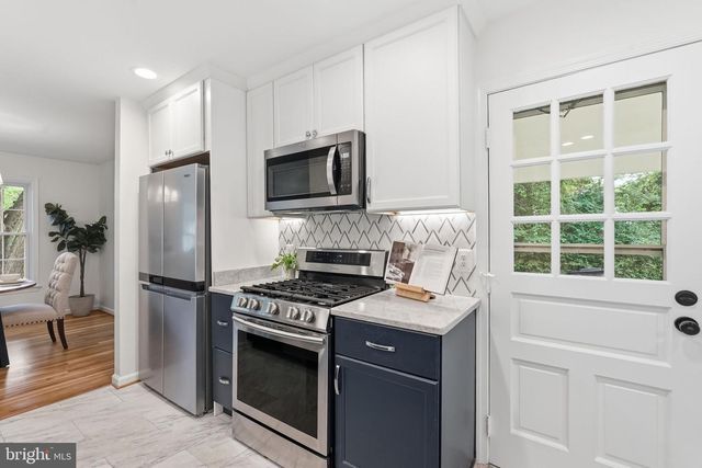 1827 ABBOTSFORD DR, Vienna, VA 22182