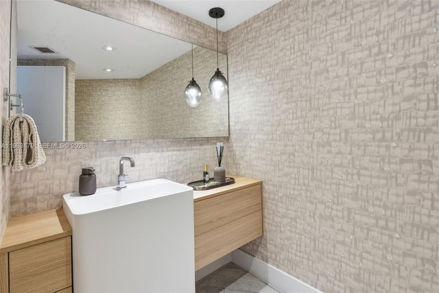 1961 S Oak Haven Cir, Miami, FL 33179