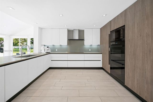 1961 S Oak Haven Cir, Miami, FL 33179