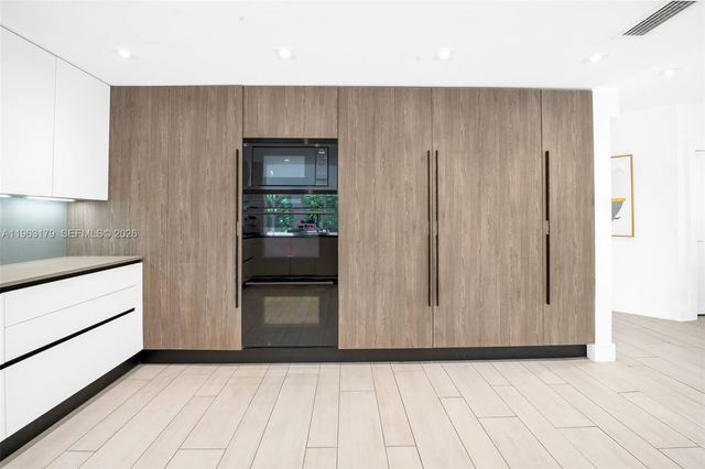 1961 S Oak Haven Cir, Miami, FL 33179