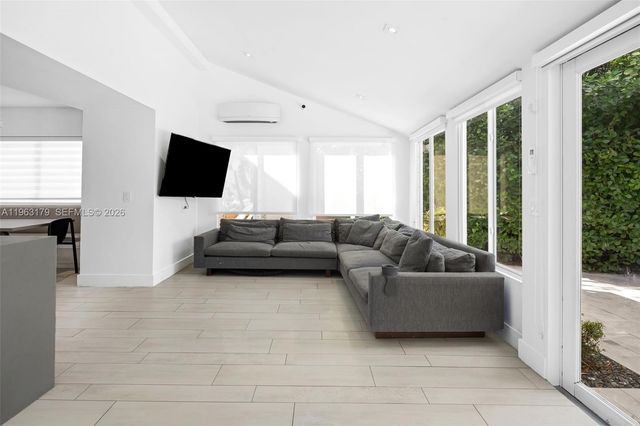 1961 S Oak Haven Cir, Miami, FL 33179