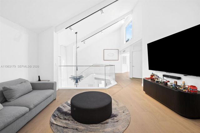 1961 S Oak Haven Cir, Miami, FL 33179