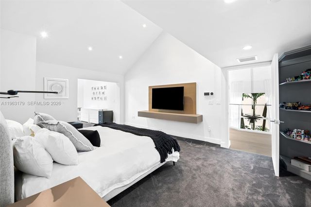 1961 S Oak Haven Cir, Miami, FL 33179