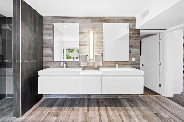 1961 S Oak Haven Cir, Miami, FL 33179