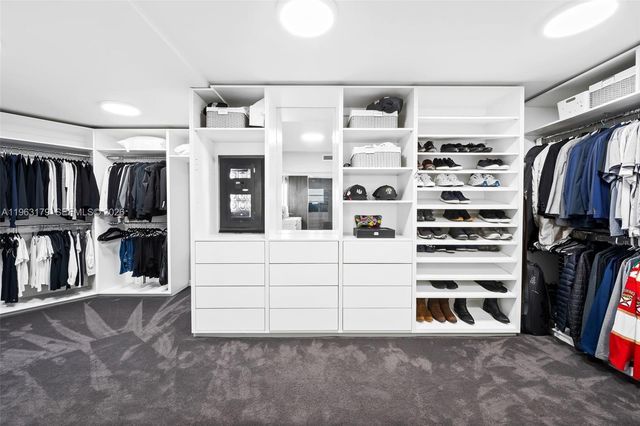 1961 S Oak Haven Cir, Miami, FL 33179