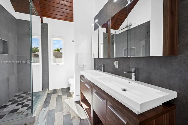 1961 S Oak Haven Cir, Miami, FL 33179