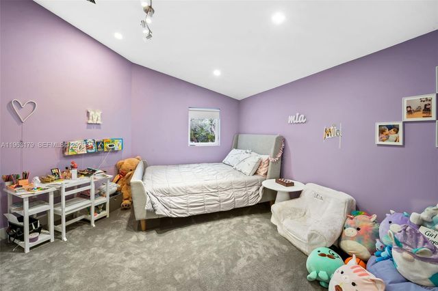 1961 S Oak Haven Cir, Miami, FL 33179