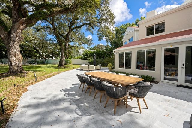 1961 S Oak Haven Cir, Miami, FL 33179