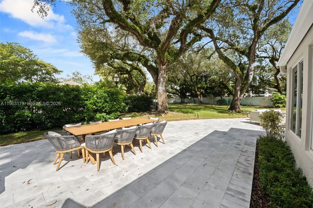 1961 S Oak Haven Cir, Miami, FL 33179