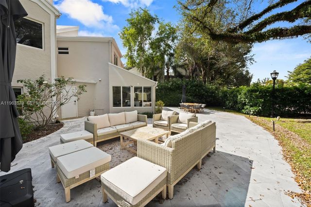 1961 S Oak Haven Cir, Miami, FL 33179