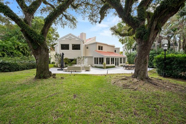 1961 S Oak Haven Cir, Miami, FL 33179