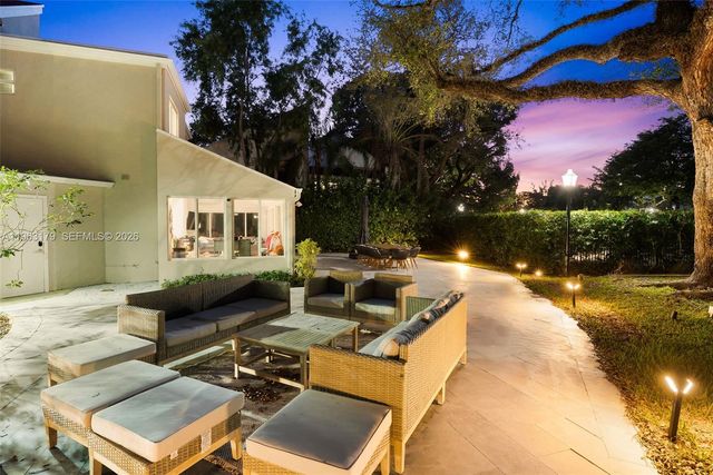 1961 S Oak Haven Cir, Miami, FL 33179