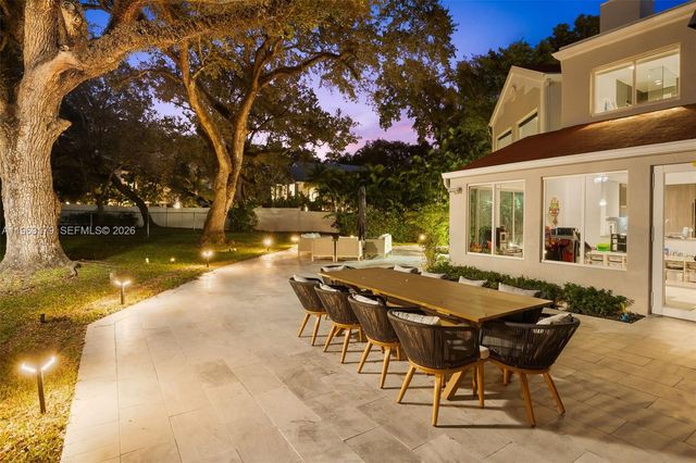 1961 S Oak Haven Cir, Miami, FL 33179