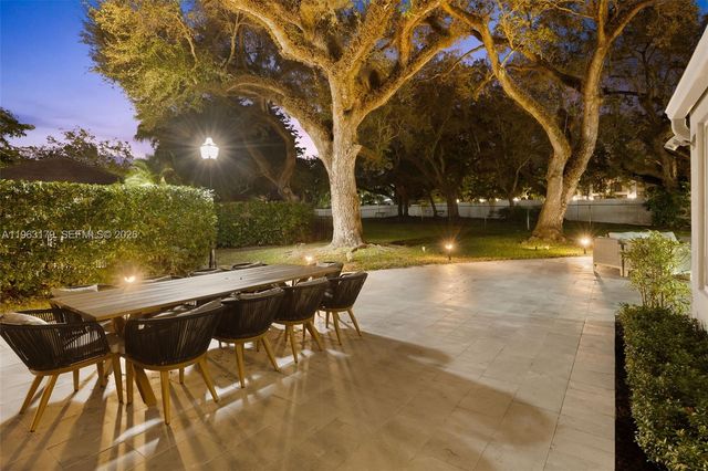 1961 S Oak Haven Cir, Miami, FL 33179