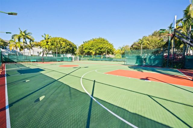 1961 S Oak Haven Cir, Miami, FL 33179