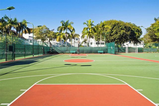 1961 S Oak Haven Cir, Miami, FL 33179