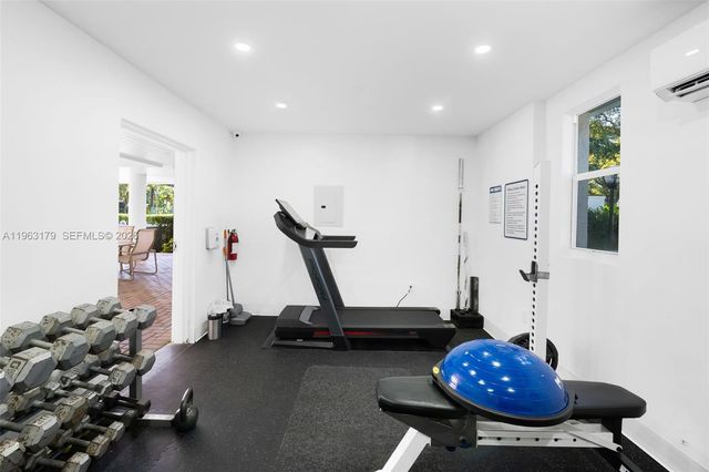 1961 S Oak Haven Cir, Miami, FL 33179