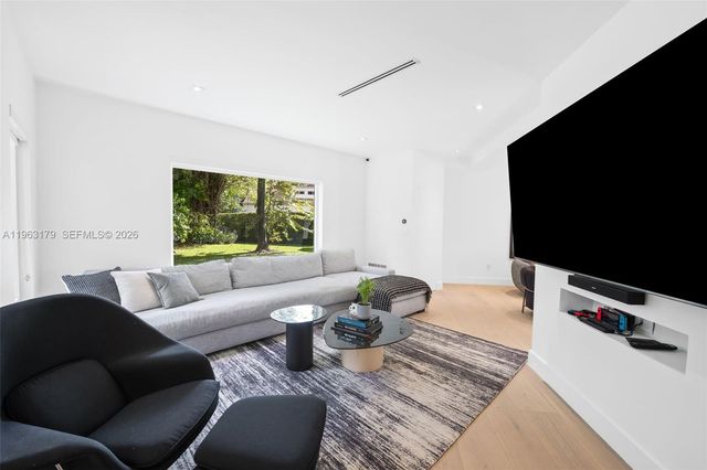 1961 S Oak Haven Cir, Miami, FL 33179