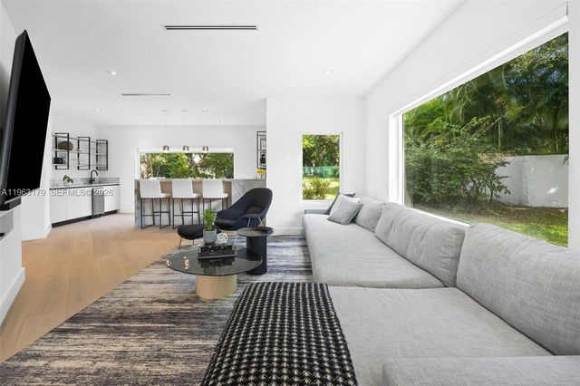 1961 S Oak Haven Cir, Miami, FL 33179