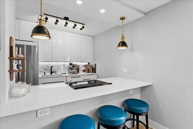 1355 N Sandburg Terrace 706D, Chicago, IL 60610