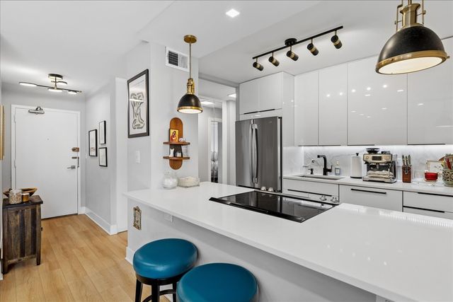 1355 N Sandburg Terrace 706D, Chicago, IL 60610