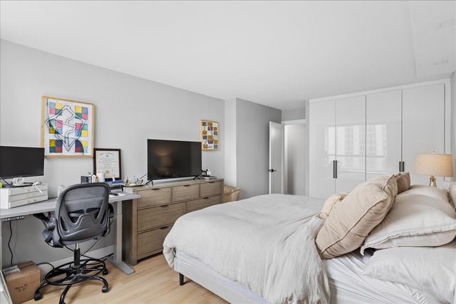 1355 N Sandburg Terrace 706D, Chicago, IL 60610