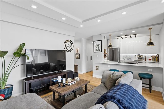 1355 N Sandburg Terrace 706D, Chicago, IL 60610