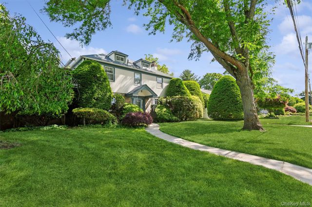 621 Oxford Street, Westbury, NY 11590