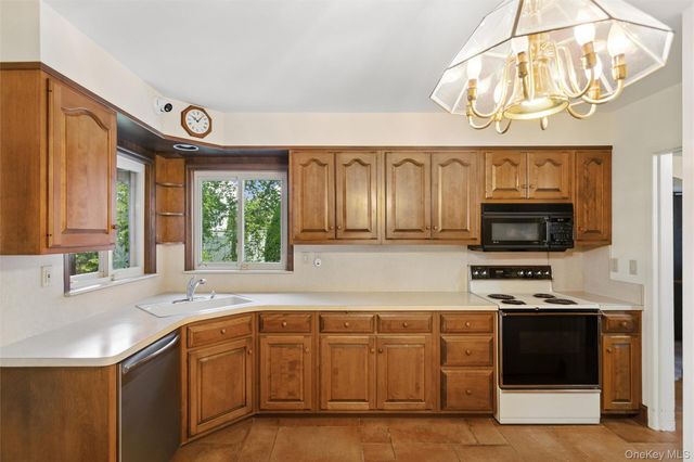 621 Oxford Street, Westbury, NY 11590