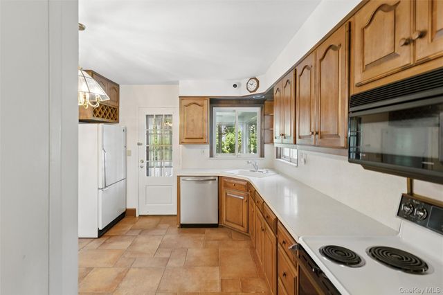 621 Oxford Street, Westbury, NY 11590