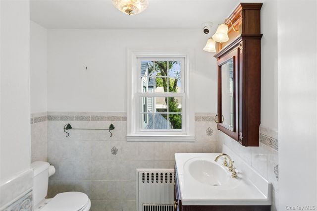 621 Oxford Street, Westbury, NY 11590