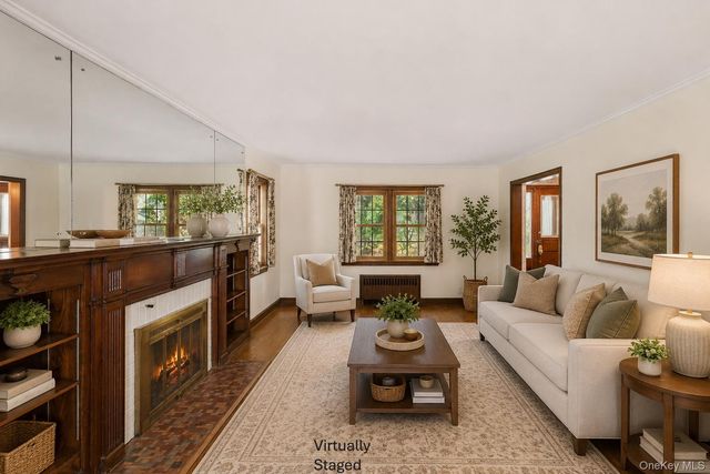 621 Oxford Street, Westbury, NY 11590