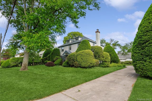 621 Oxford Street, Westbury, NY 11590