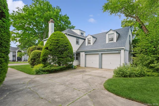 621 Oxford Street, Westbury, NY 11590
