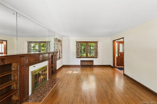 621 Oxford Street, Westbury, NY 11590