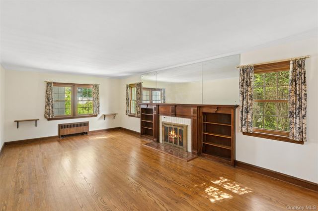 621 Oxford Street, Westbury, NY 11590