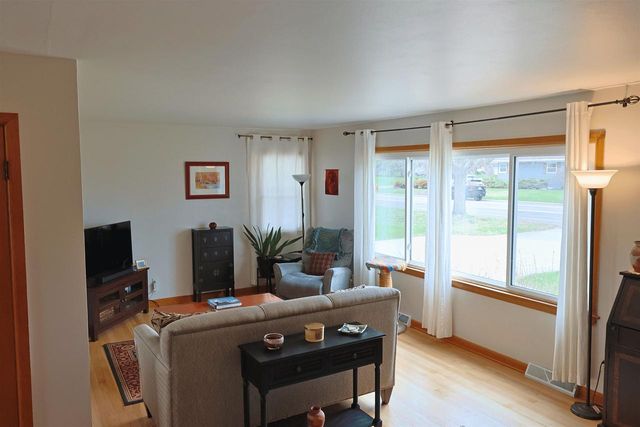 402 Frost Woods Road, Monona, WI 53716