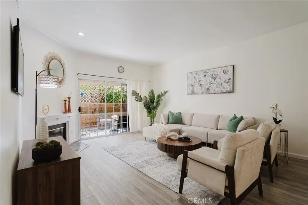 435 E Valencia 105, Burbank, CA 91501