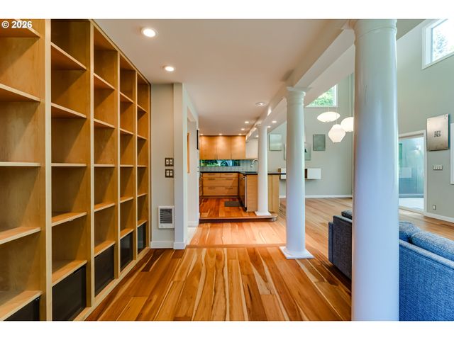 38 RIDGELINE Dr, Eugene, OR 97405