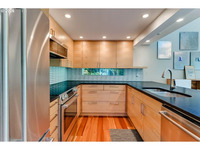 38 RIDGELINE Dr, Eugene, OR 97405