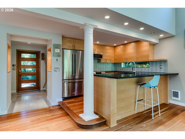38 RIDGELINE Dr, Eugene, OR 97405