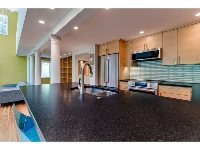 38 RIDGELINE Dr, Eugene, OR 97405
