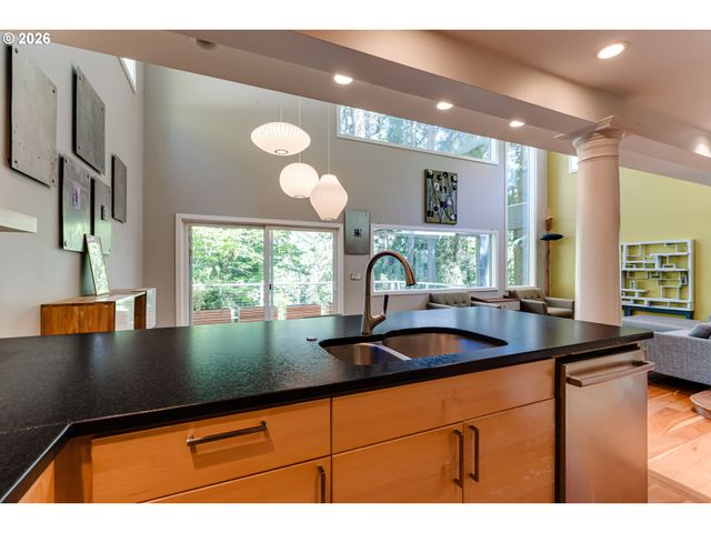 38 RIDGELINE Dr, Eugene, OR 97405
