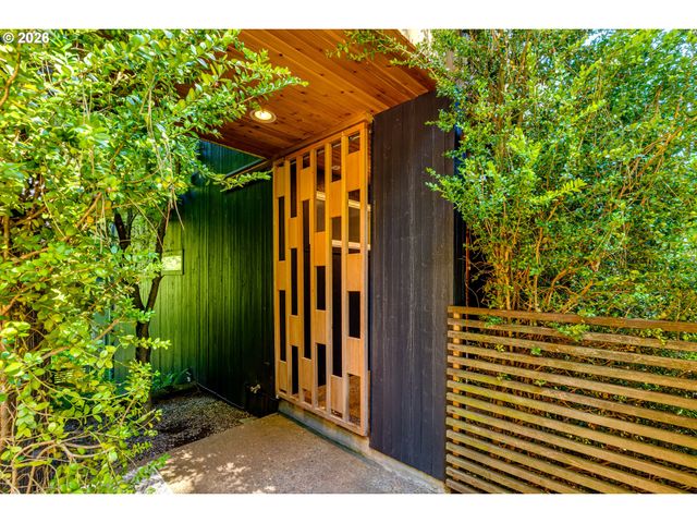 38 RIDGELINE Dr, Eugene, OR 97405