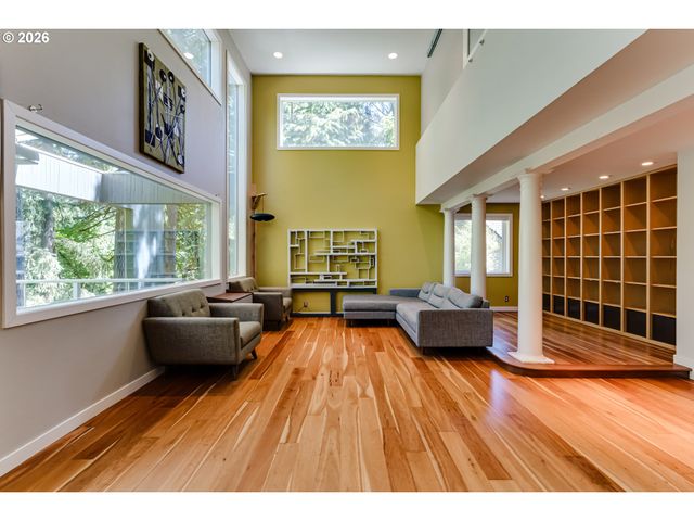 38 RIDGELINE Dr, Eugene, OR 97405