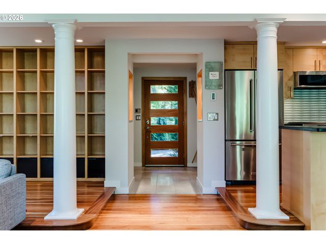 38 RIDGELINE Dr, Eugene, OR 97405