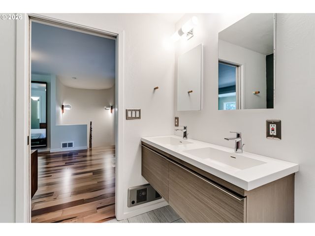 38 RIDGELINE Dr, Eugene, OR 97405