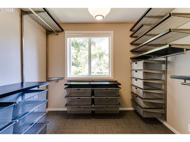 38 RIDGELINE Dr, Eugene, OR 97405