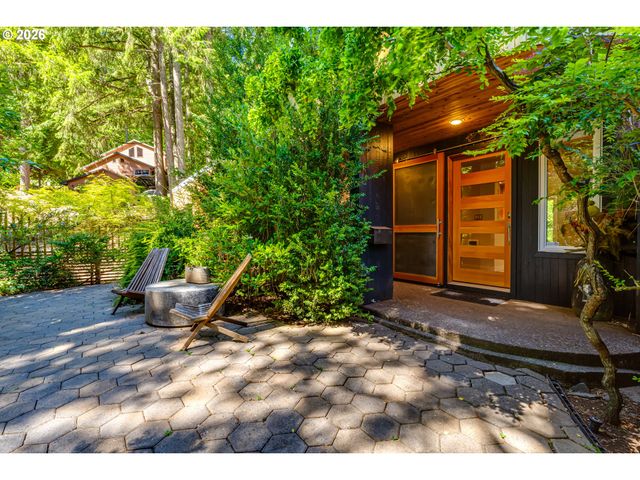38 RIDGELINE Dr, Eugene, OR 97405